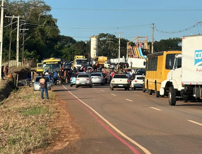 moradores-fecham-estrada-do-quinari-em-protesto-contra-falta-de-manutencao-em-ramal