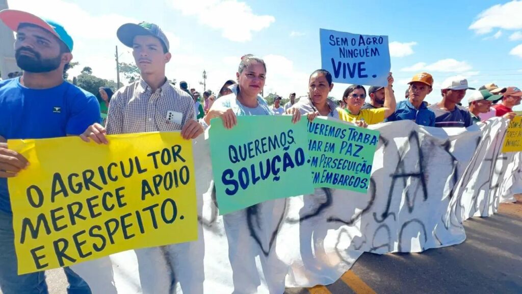 produtores-rurais-bloqueiam-br-317-em-xapuri-em-protesto-contra-operacao-do-icmbio-na-reserva-chico-mendes