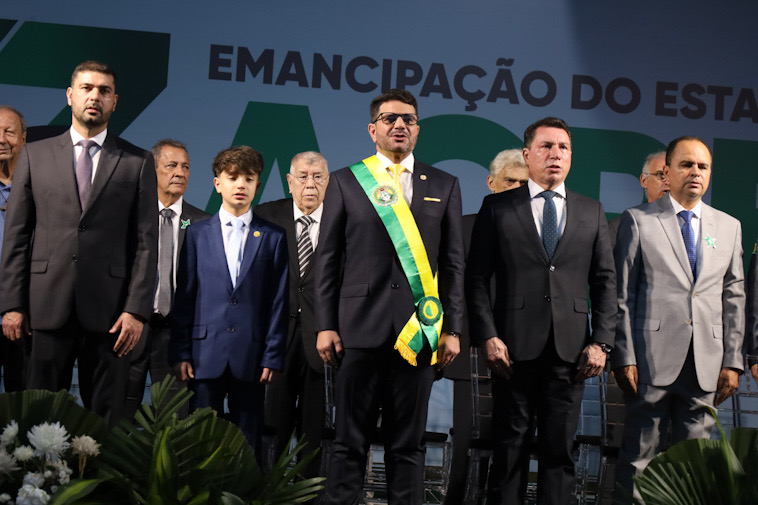 emocionado,-gladson-passa-em-revista-as-tropas-durante-solenidade-de-63-anos-de-emancipacao-do-acre 