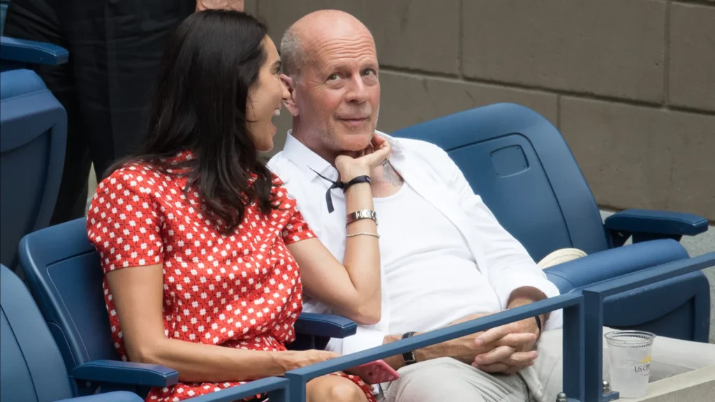 esposa-de-bruce-willis-compartilha-foto-de-ator-com-filha-e-desabafa:-‘podia-ser-diferente’