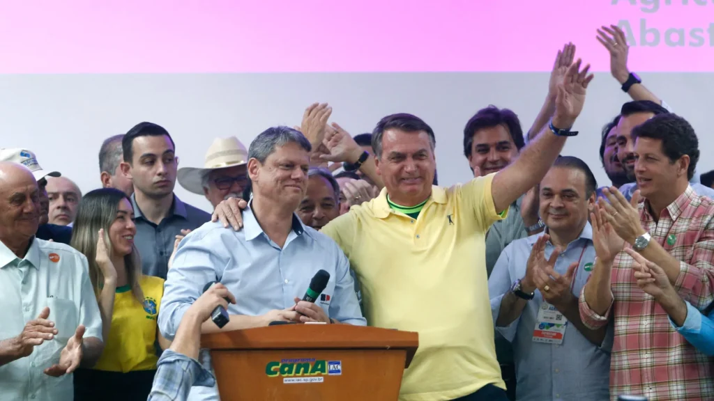 tarcisio-bajula-bolsonaro,-repete-bordao-e-solta-um-‘ihuuu’-a-pedido-do-ex-presidente