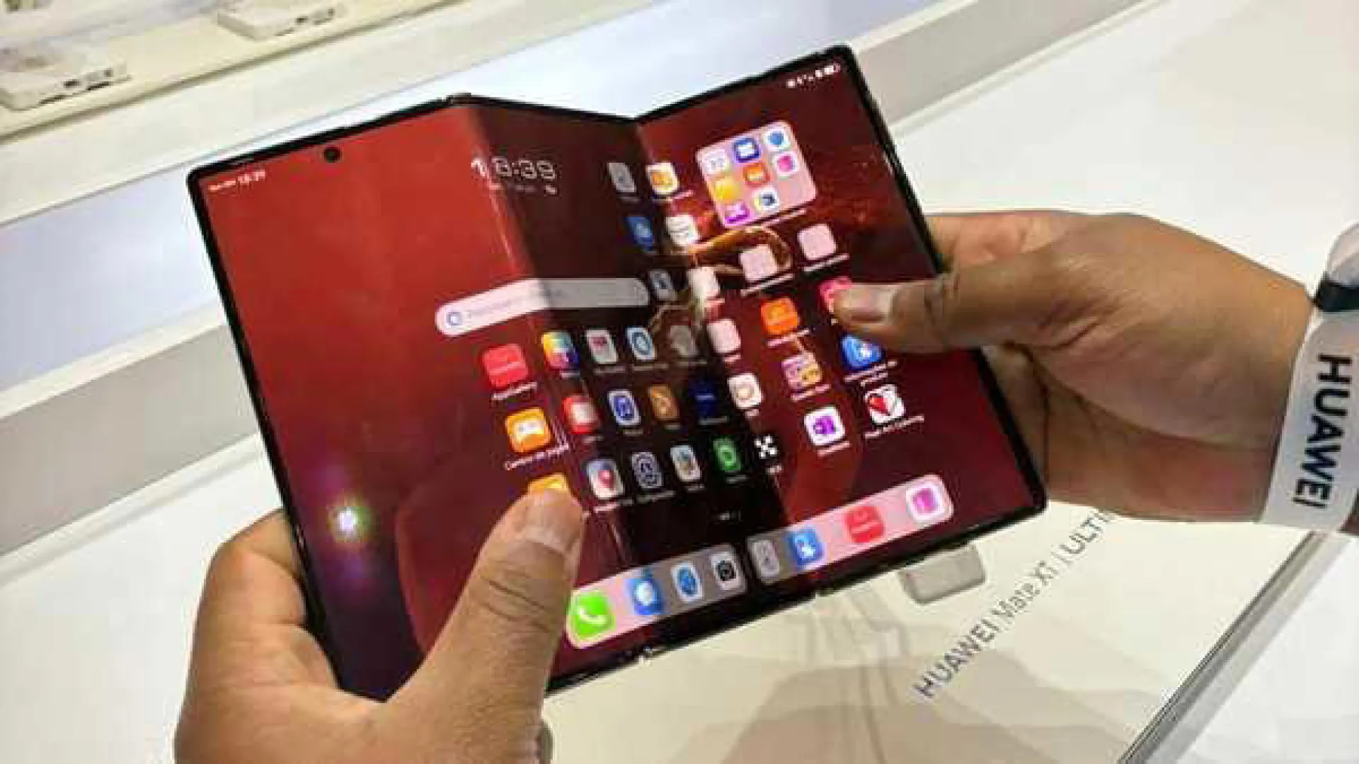 huawei-lanca-no-brasil-celular-de-r$-33-mil,-primeiro-do-mundo-com-tela-que-dobra-em-tres