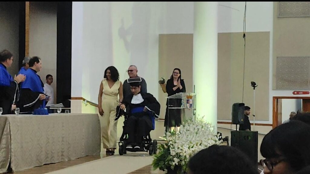 com-paralisia-cerebral,-acreano-se-forma-em-sistema-de-informacao-e-emociona-plateia-na-ufac