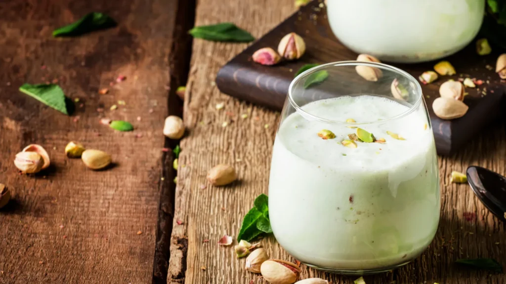 essa-batida-de-pistache-e-rica-em-proteina-e-perfeita-para-o-pos-treino