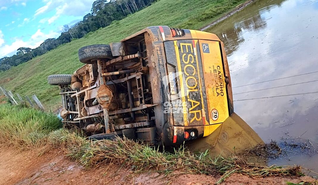 onibus-escolar-cai-em-acude-na-zona-rural-de-brasileia-e-levanta-alerta-sobre-seguranca-no-transporte
