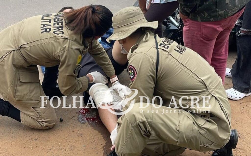 jovem-sofre-corte-profundo-na-perna-apos-acidente-entre-moto-e-carro-em-brasileia