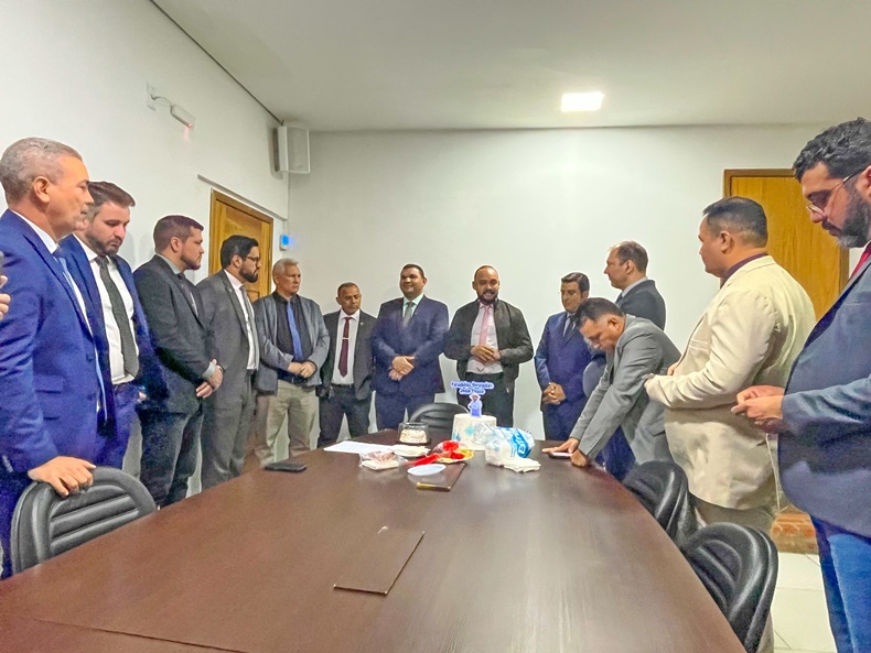 sessao-da-camara-e-interrompida-para-cantar-“parabens”-a-vereadores-de-rio-branco