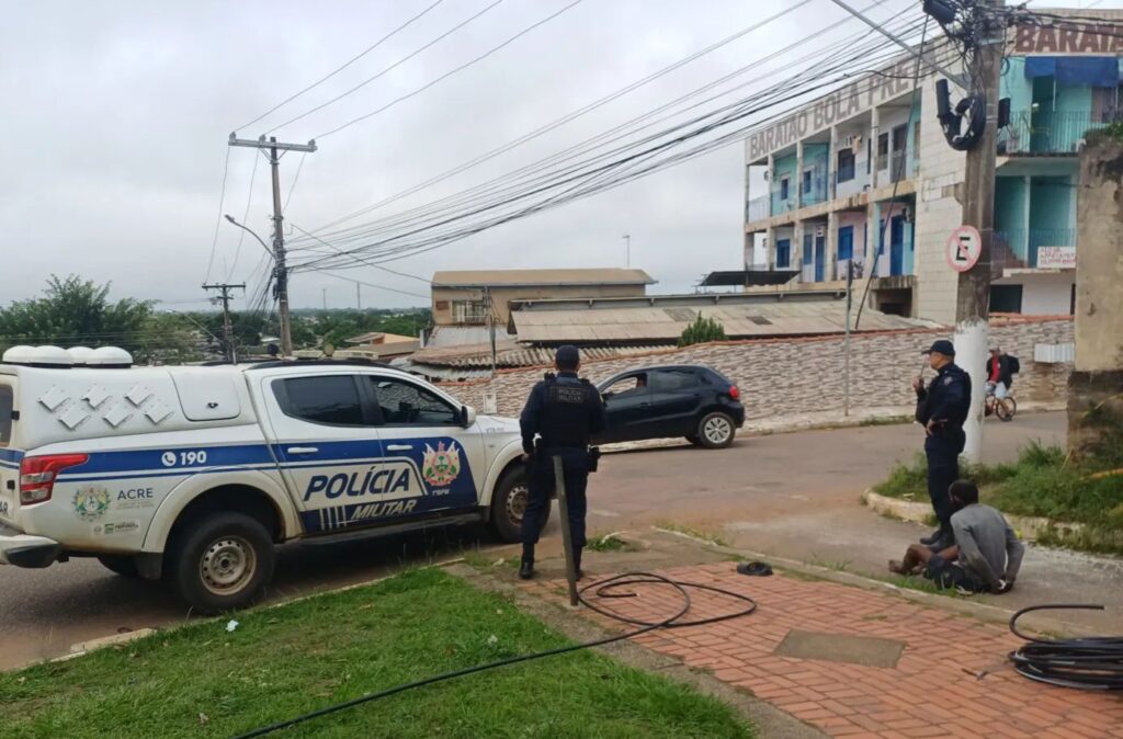 homem-e-flagrado-furtando-cabos-de-fibra-optica-em-rio-branco-e-e-detido-pela-pm