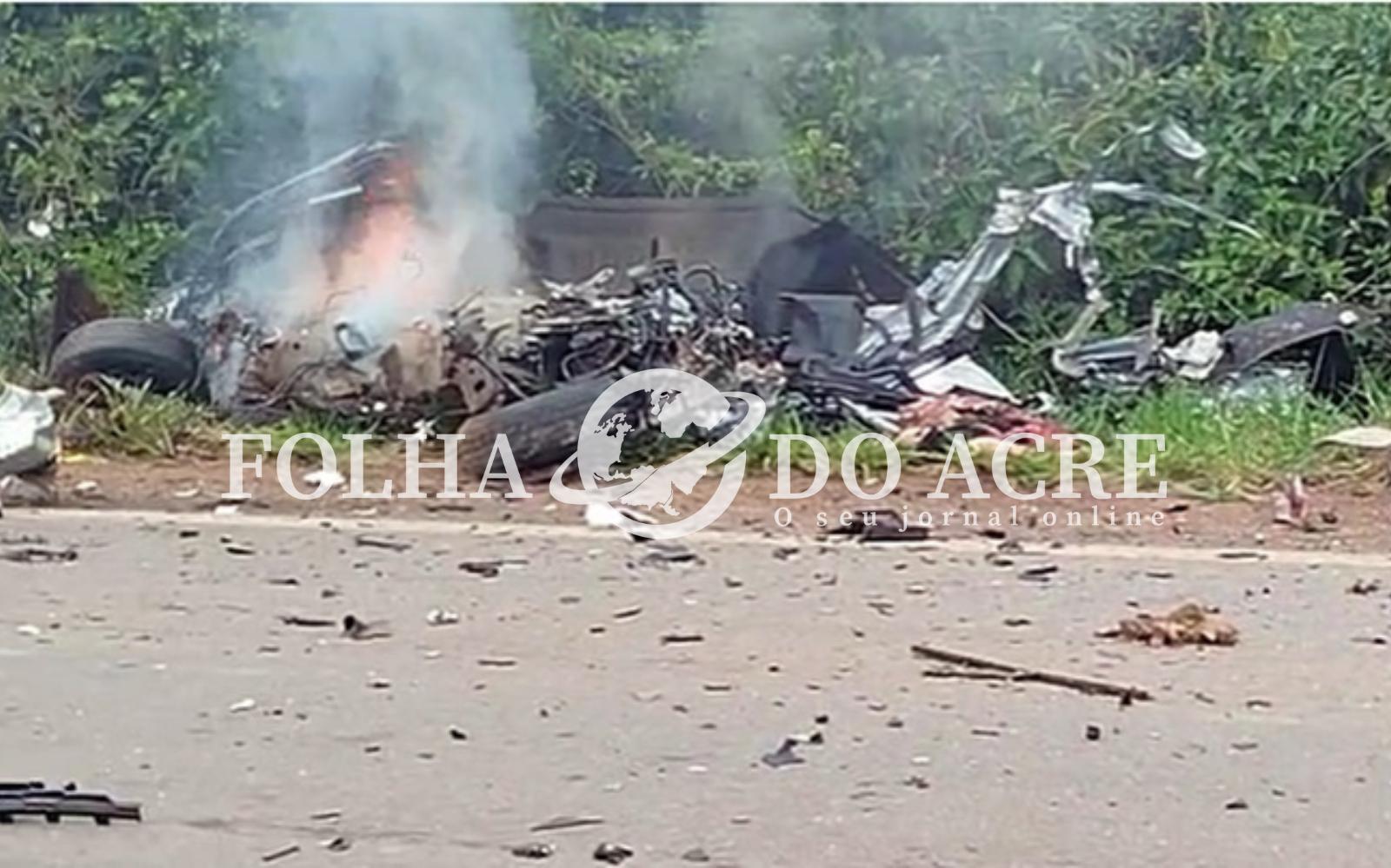 tragedia:-grave-acidente-entre-carro-e-carreta-deixa-2-pessoas-mortas-na-entrada-de-acrelandia