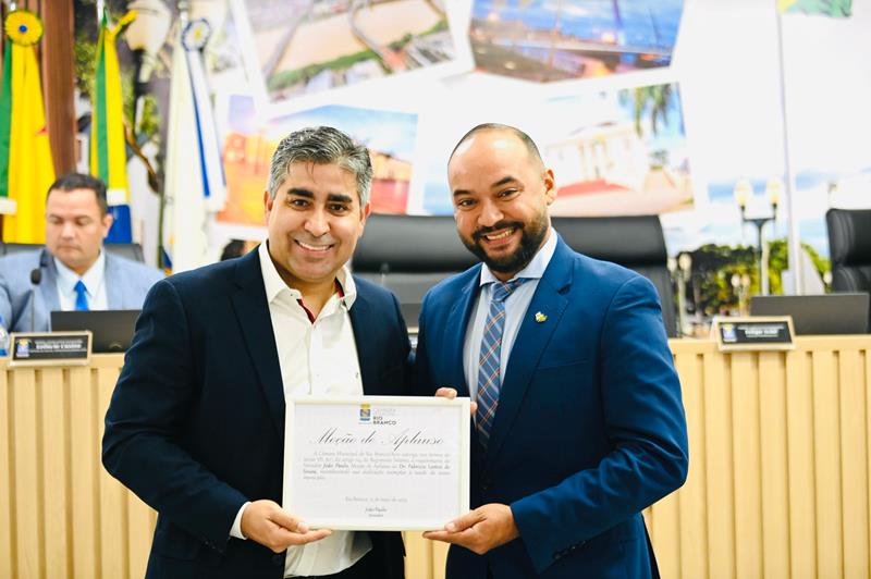 vereador-joao-paulo-homenageia-medico-fabricio-lemos-por-servicos-prestados-a-saude-em-rio-branco