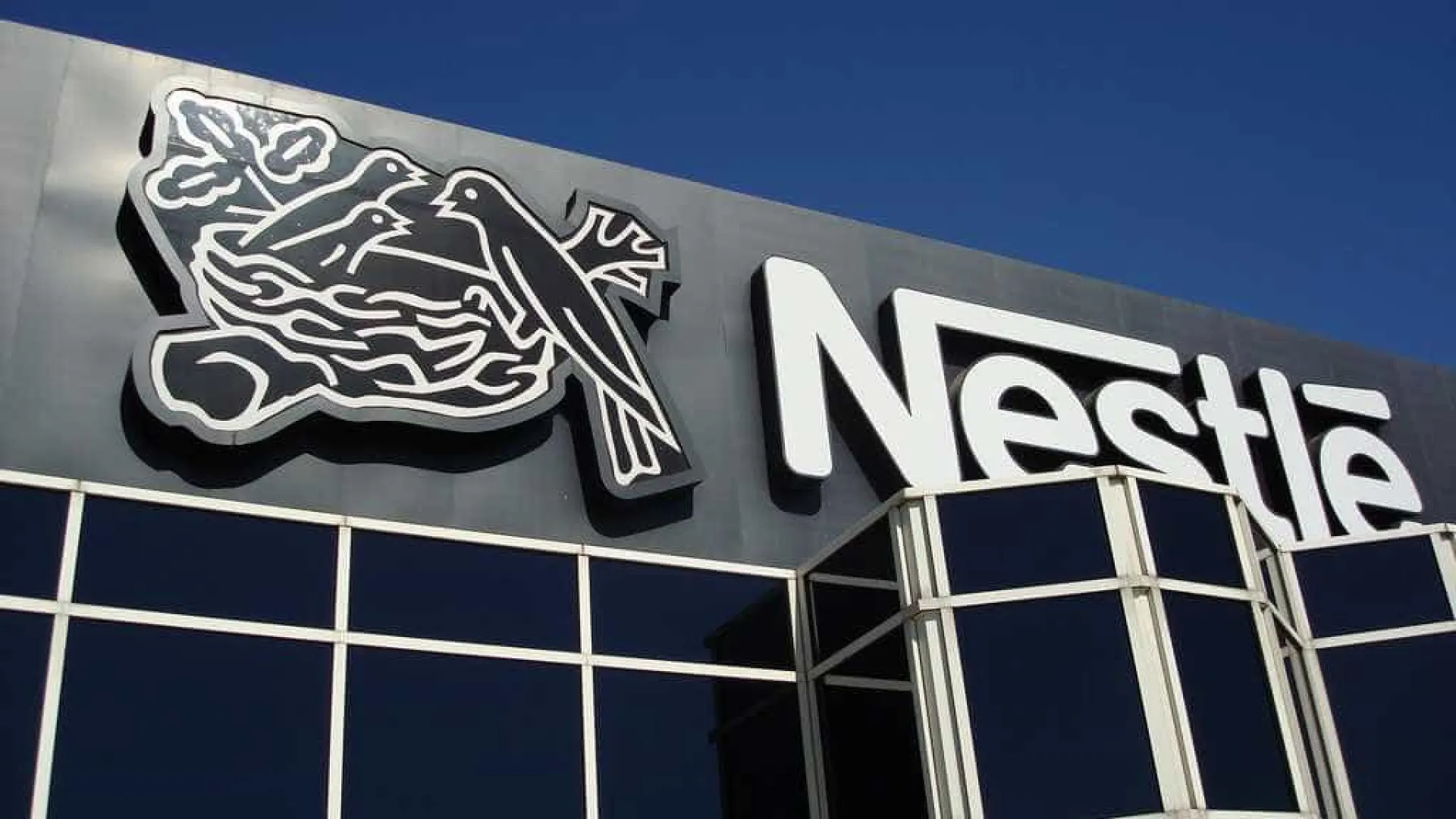 nestle-vai-remover-corantes-sinteticos-de-alimentos-e-bebidas-nos-eua-ate-meados-de-2026