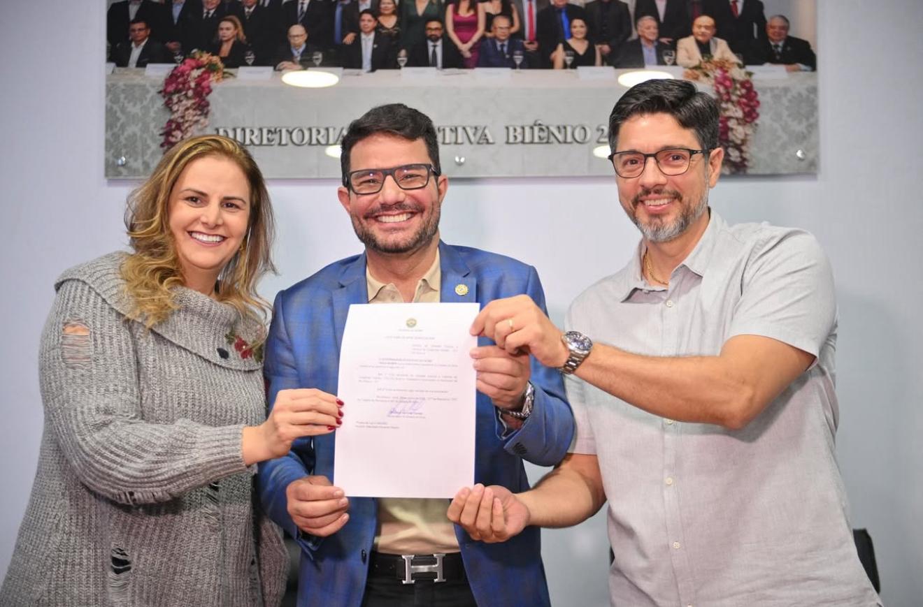 gladson-sanciona-lei-que-reconhece-a-camara-de-dirigentes-lojistas-de-rio-branco-como-entidade-de-utilidade-publica