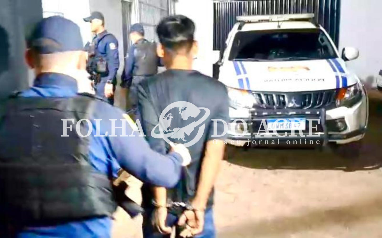 pm-prende-dupla-na-cidade-do-povo-com-pistola,-espingarda-e-colete-da-policia-federal