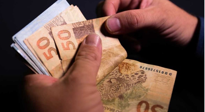 ta-na-conta:-governo-do-acre-paga-salario-dos-servidores-com-reajuste-de-5%