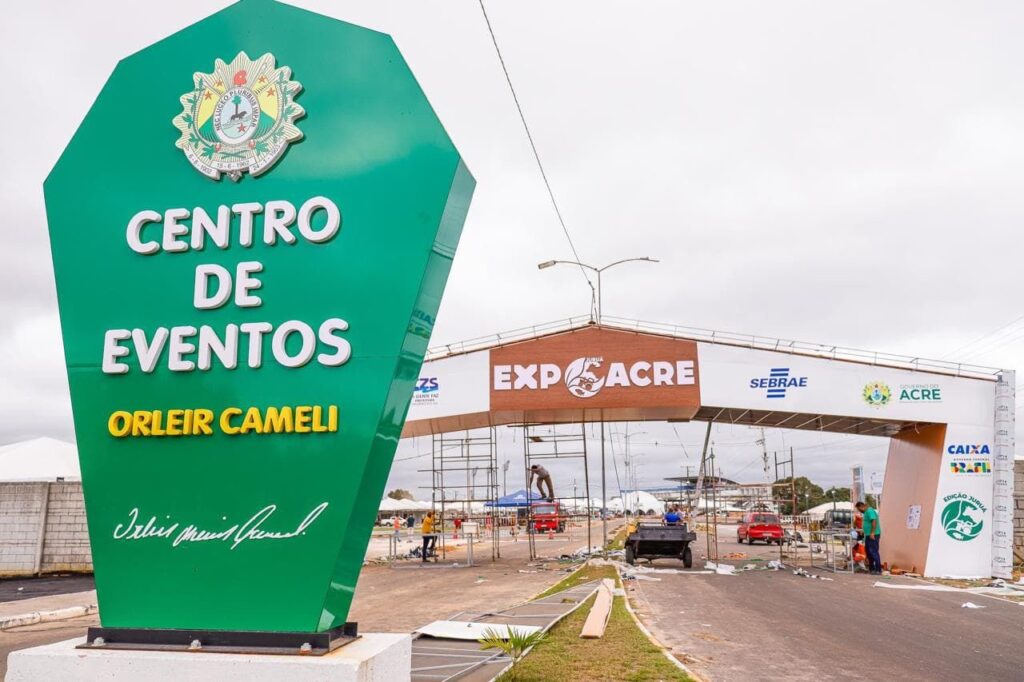 ultimos-ajustes-sao-realizados-na-arena-do-jurua-para-abertura-da-expoacre-jurua;-evento-promete-aquecer-economia-local