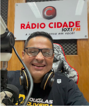 comunicador Dell Oliveira, conhecido por seu carisma e pelo bordão que já virou marca registrada: “Alô, meu povo!