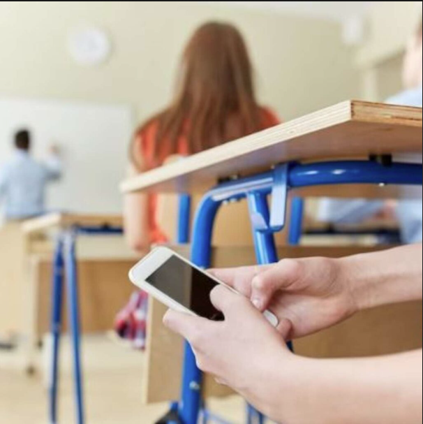 Seis Meses Após a Proibição dos Celulares nas Escolas – O Que Realmente Mudou no Brasil?