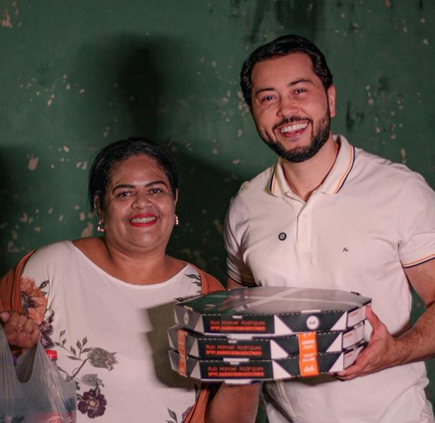 Jarude sobe na garupa de moto e entrega pizzas para vencedora de sorteio | Cidade AC News – Notícias do Acre