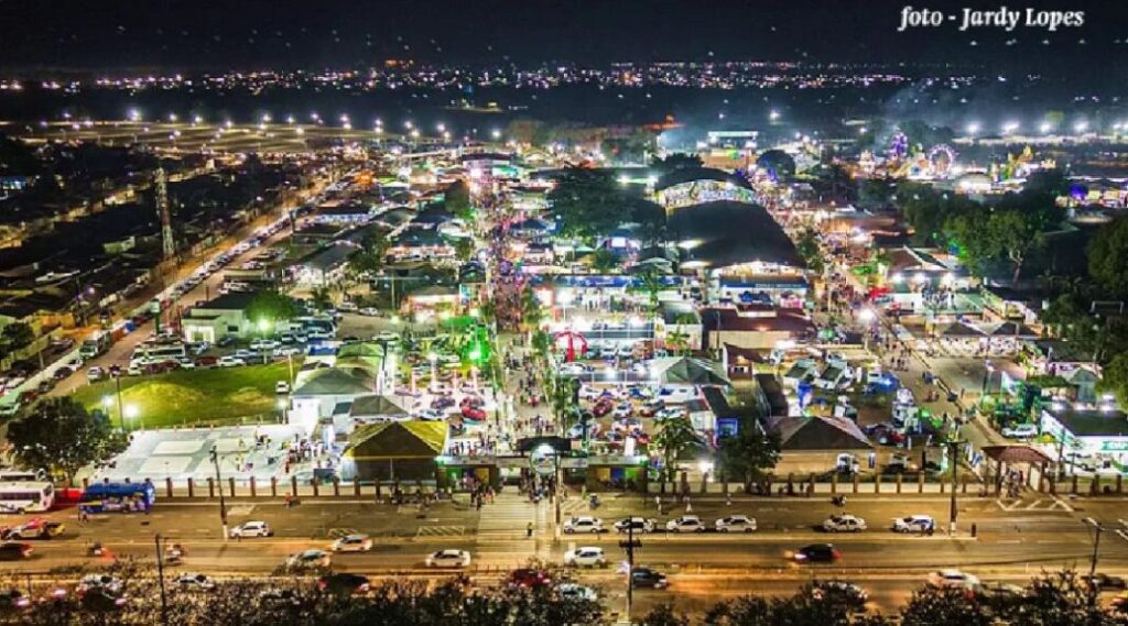 Programação oficial da Expoacre 2025 segue até domingo com shows, tributo infantil e casamento coletivo – Cidade AC News alco da Expoacre iluminado à noite com público presente