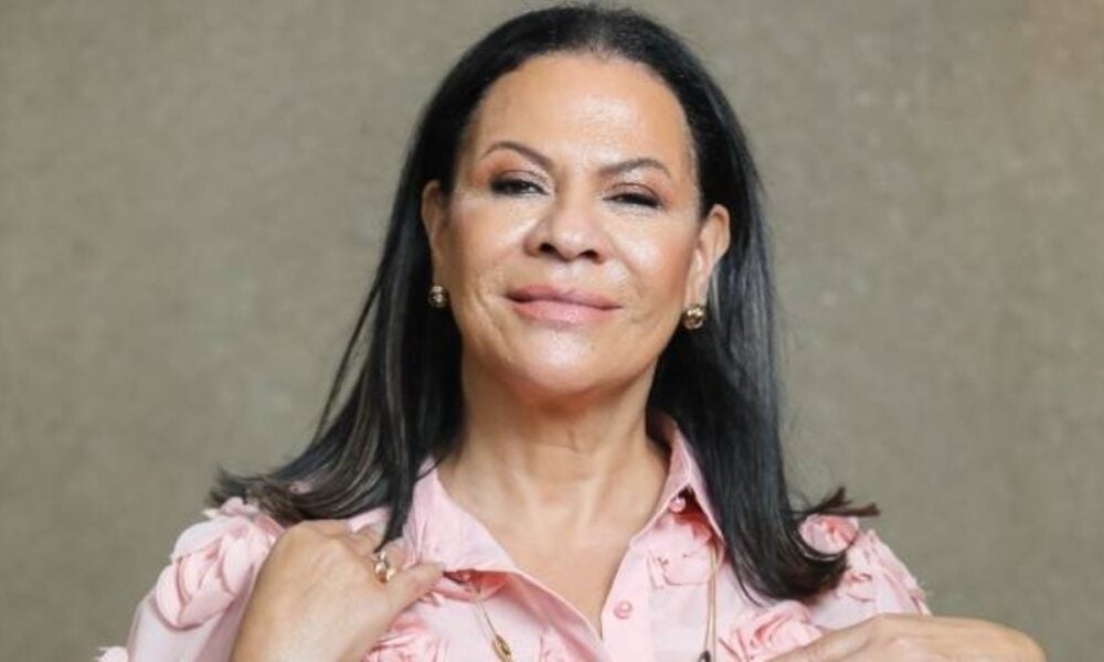 dona-ruth-emociona-ao-abrir-album-com-leo-e-marilia-mendonca-apos-audiencia