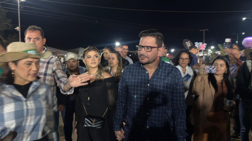 gladson-chega-ao-lado-da-namorada-karol-queiroz-para-abertura-da-20a-expoacre-jurua-em-cruzeiro-do-sul