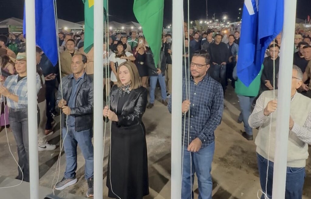 com-cerimonia-de-hasteamento-das-bandeiras,-gladson-e-autoridades-declaram-a-abertura-da-expoacre-jurua-2025