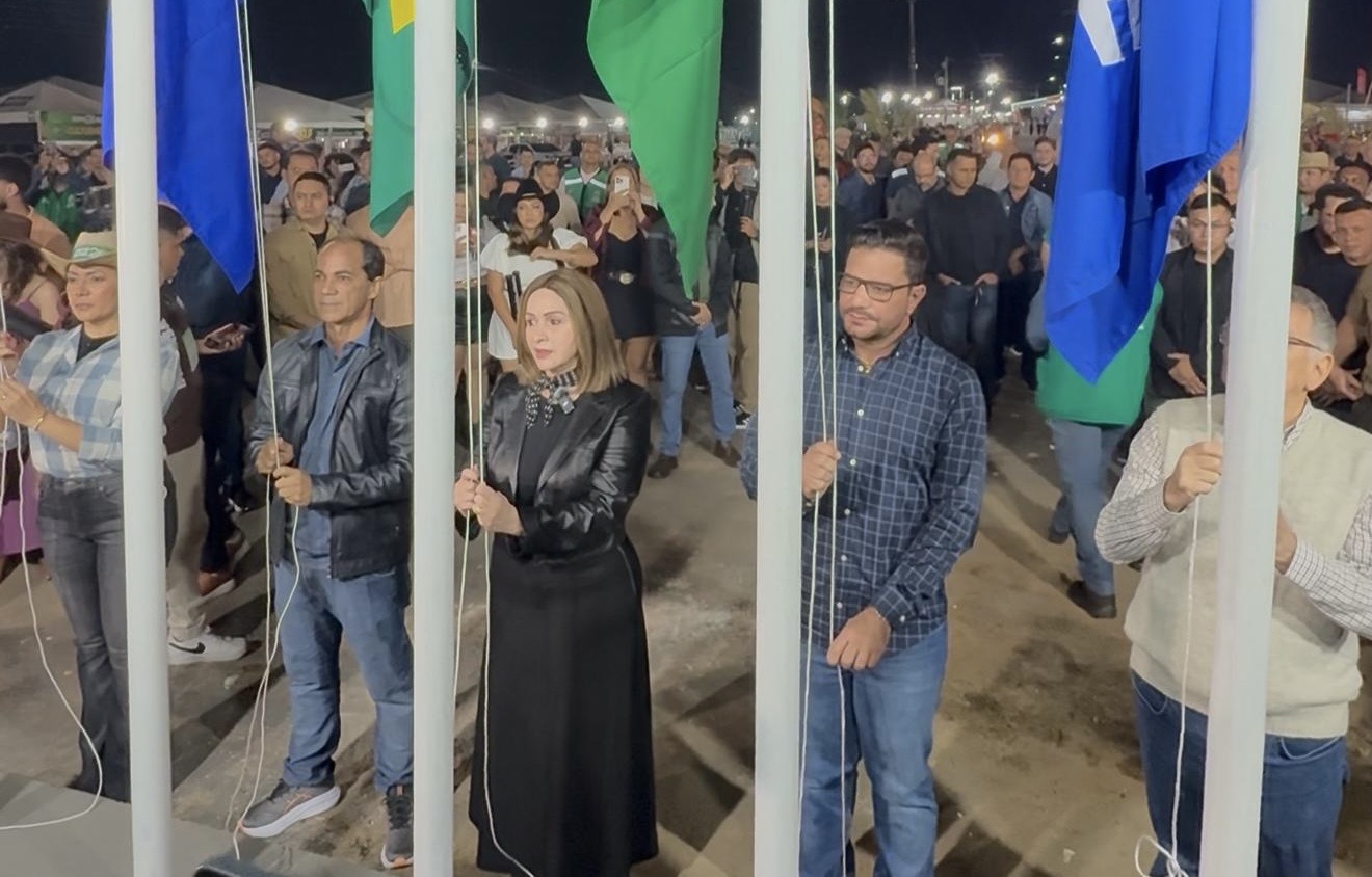 com-cerimonia-de-hasteamento-das-bandeiras,-gladson-e-autoridades-declaram-a-abertura-da-expoacre-jurua-2025