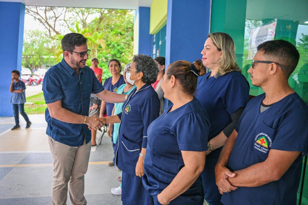 em-visita-ao-hospital-do-jurua,-gladson-conversa-com-servidores-e-pacientes-e-destaca-compromisso-com-a-saude