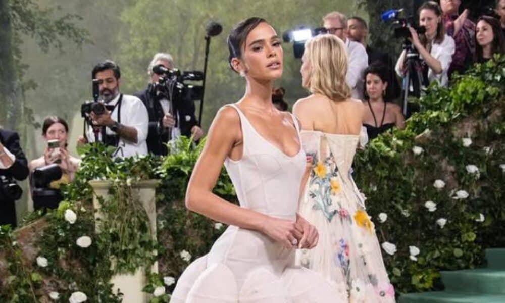 personal-surpreende-bruna-marquezine-em-academia-e-exige-novo-treino