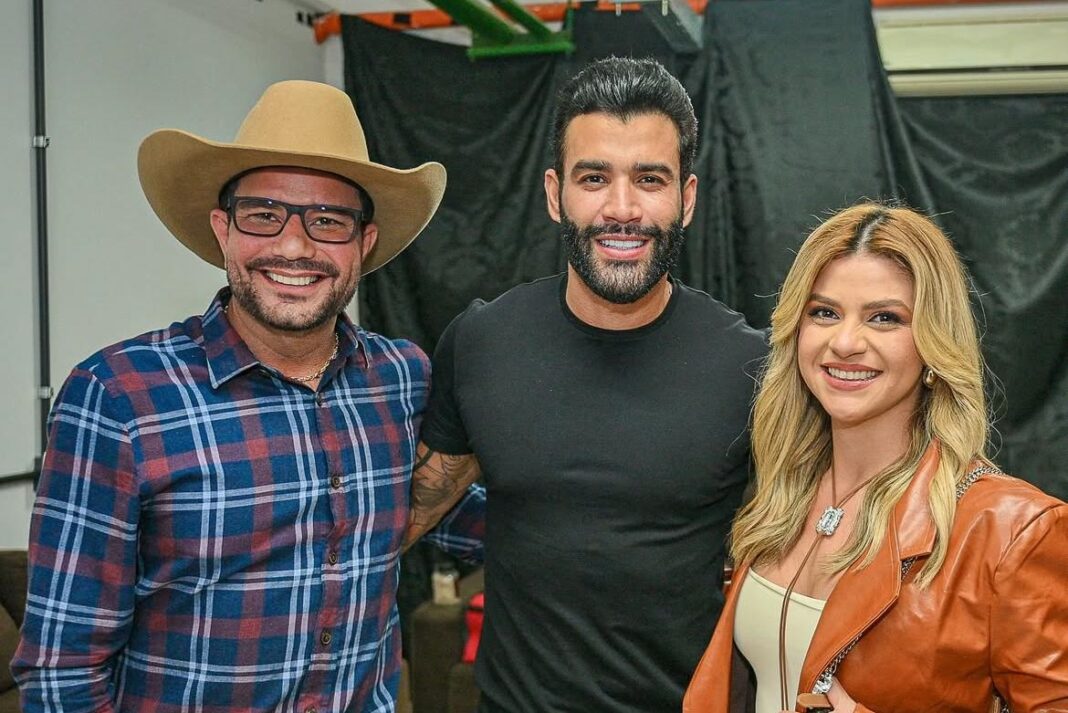 ao-lado-da-namorada,-gladson-encontra-gusttavo-lima-e-presenteia-cantor-com-produtos-do-ac