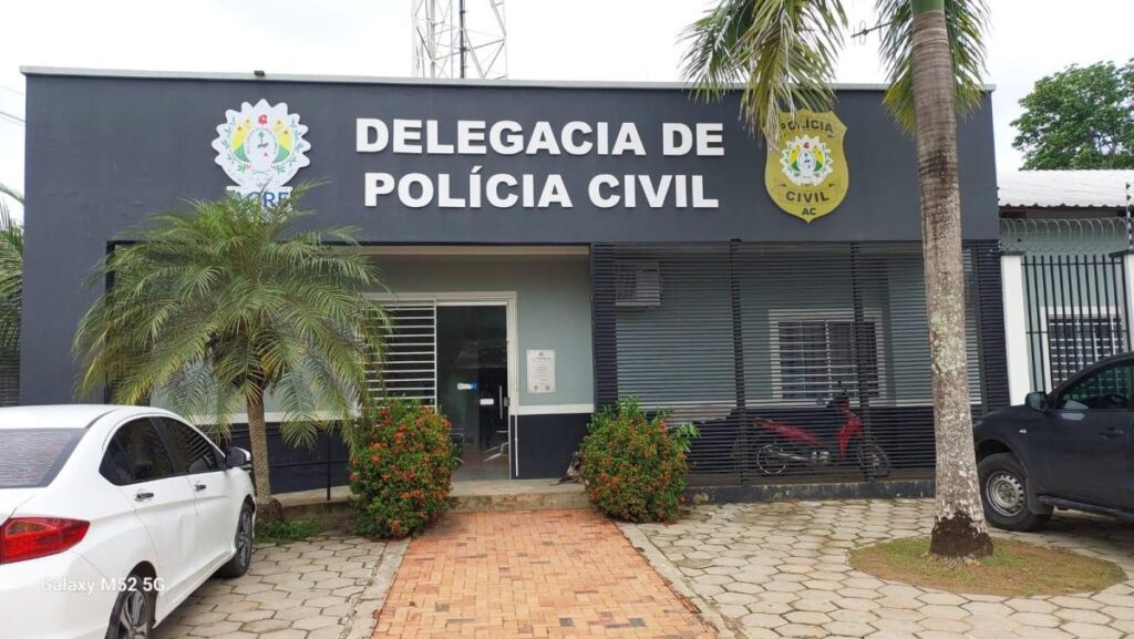 Viatura da Polícia Civil do Acre em frente à DHPP em Rio Branco