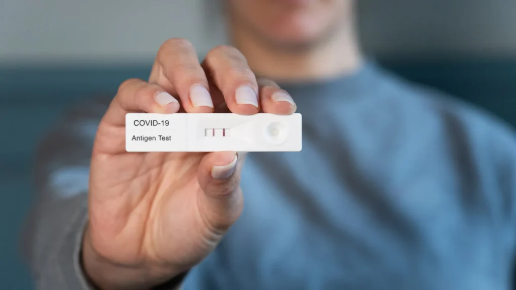 nova-variante-da-covid-avanca-no-reino-unido-e-tem-sintoma-inusitado