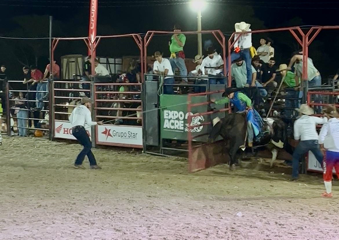 rodeio-tem-inicio-com-arena-lotada-e-celebracao-a-nossa-senhora-de-aparecida-na-expoacre-jurua-2025