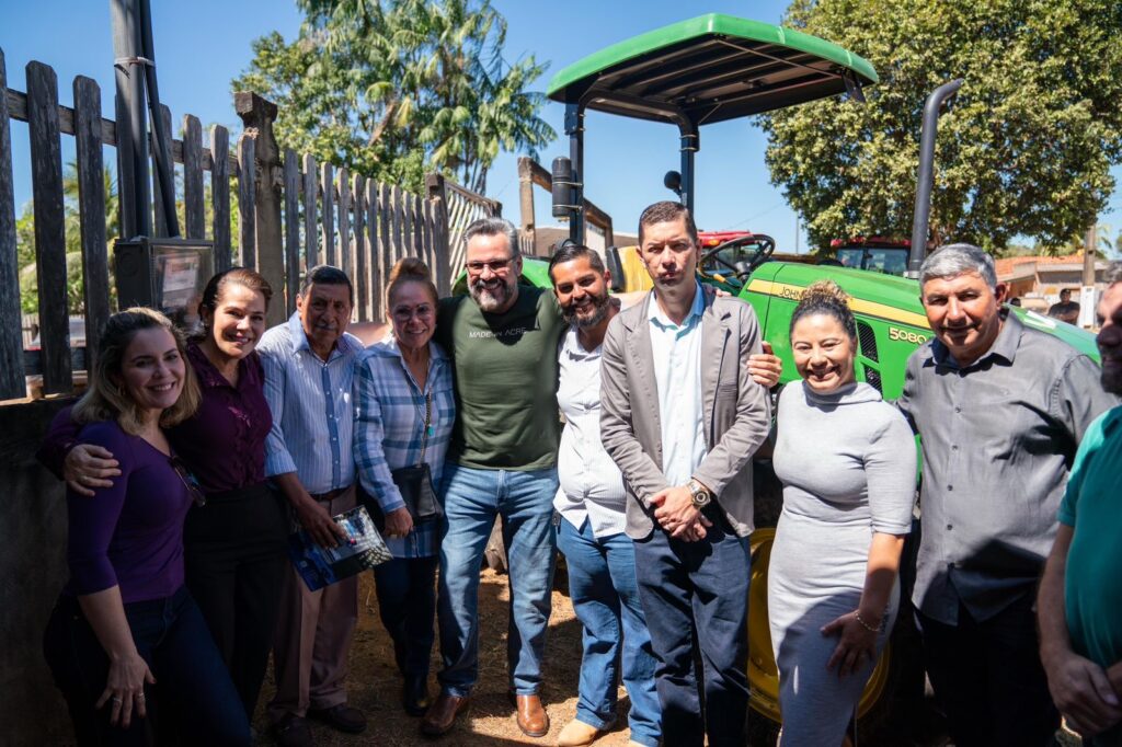 alan-rick-entrega-trator-e-anuncia-emenda-para-travessia-gratuita-de-balsa-em-porto-acre