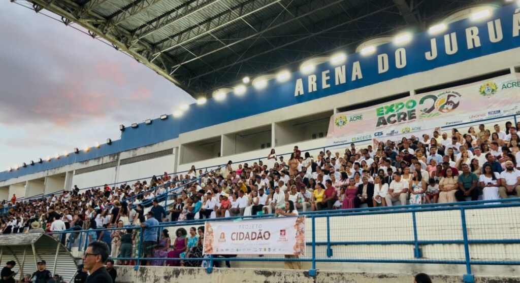 mais-de-400-casais-oficializam-uniao-em-casamento-coletivo-na-expoacre-jurua-2025