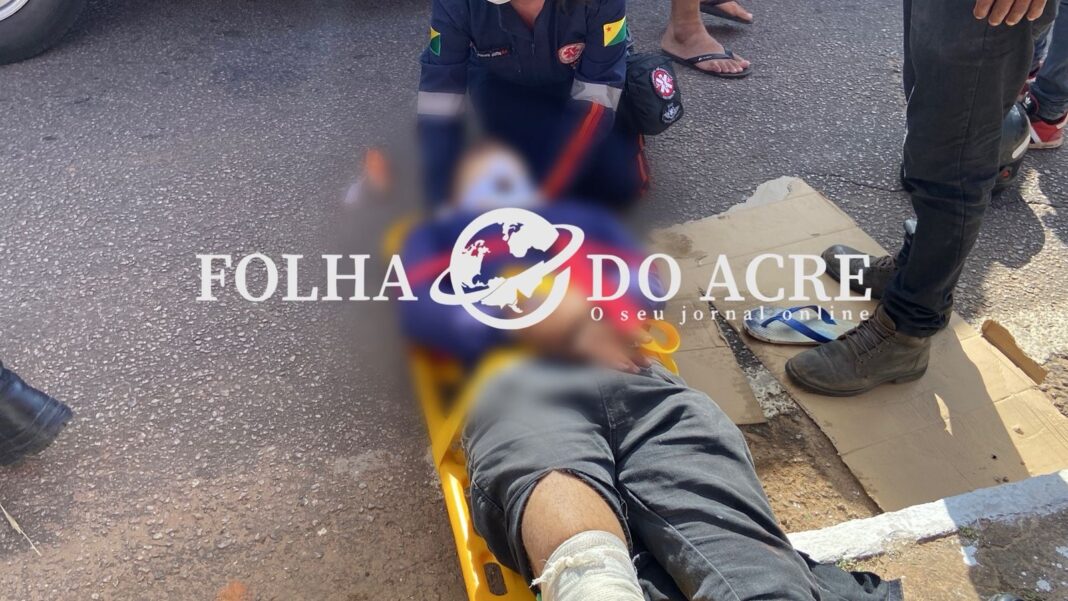 jovem-de-24-anos-sofre-fratura-exposta-na-perna-apos-colidir-moto-contra-carro-em-cruzamento-no-manoel-juliao