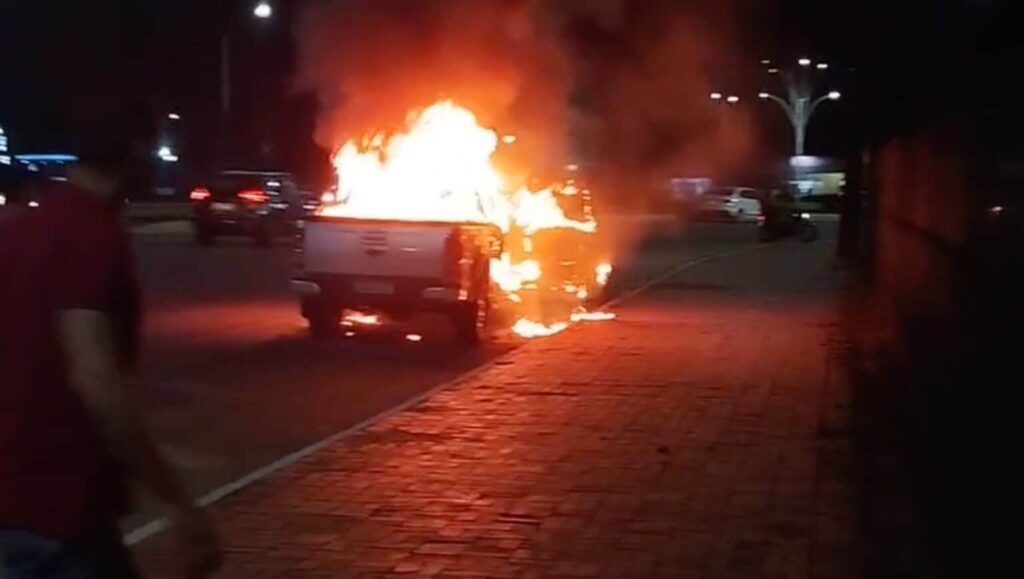 caminhonete-pega-fogo-e-e-destruida-pelas-chamas-em-frente-ao-via-verde-shopping,-em-rio-branco