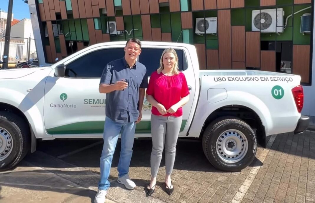 roberto-duarte-entrega-caminhonete-para-reforcar-atendimento-a-mulheres-em-sena-madureira