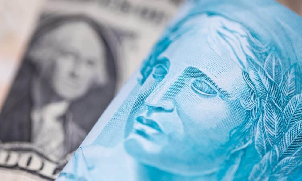 trump-impoe-tarifa-de-50%-ao-brasil-e-dolar-futuro-salta-a-r$-5,60-em-reacao