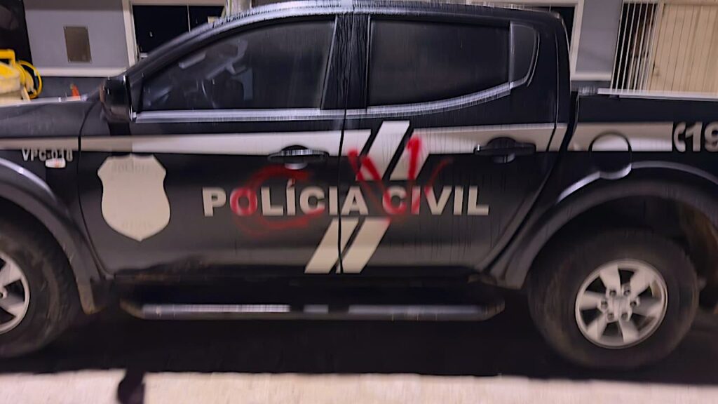 faccao-comando-vermelho-desafia-forcas-de-seguranca-com-pichacao-em-viatura-da-policia-civil-no-acre