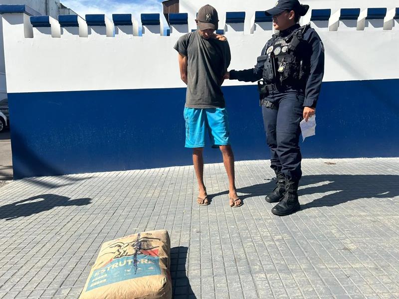 policia-aborda-homem-com-cimento-no-centro-de-rio-branco-e-apura-origem-do-material