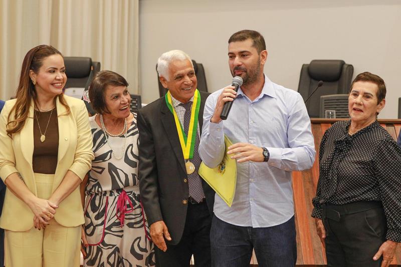 nicolau-homenageia-elson-santiago-com-comenda-do-merito-legislativo-e-exalta-legado-da-familia