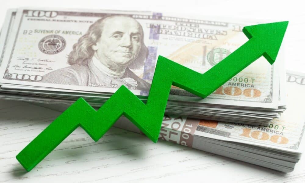 dolar-dispara-a-r$-5,62-com-tarifa-de-50%-de-trump-sobre-produtos-brasileiros