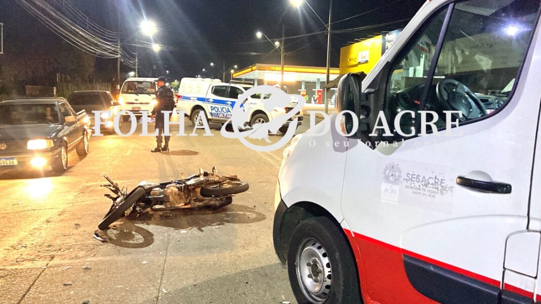 colisao-entre-motos-deixa-jovem-de-19-anos-gravemente-ferida-em-avenida-movimentada-de-rio-branco