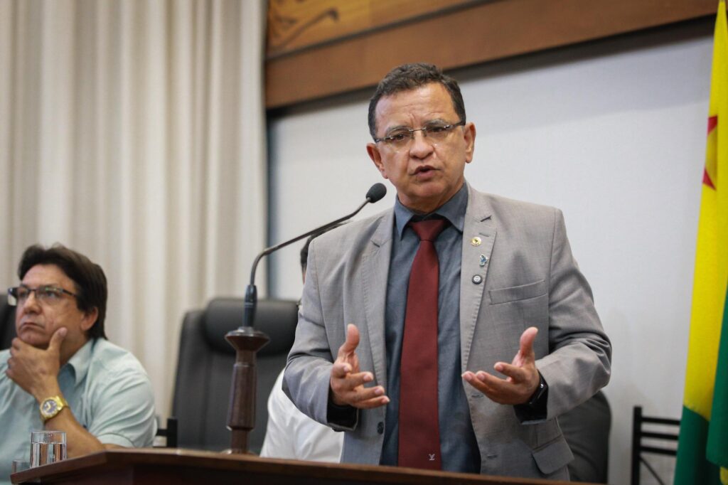 luiz-gonzaga-destaca-importancia-do-cooperativismo-e-celebra-avancos-no-jurua-durante-sessao-solene-na-aleac