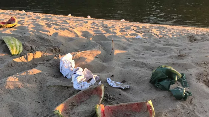 Banhistas deixam praia suja e Prefeitura de Tarauacá inicia ações imediatas de intervenção