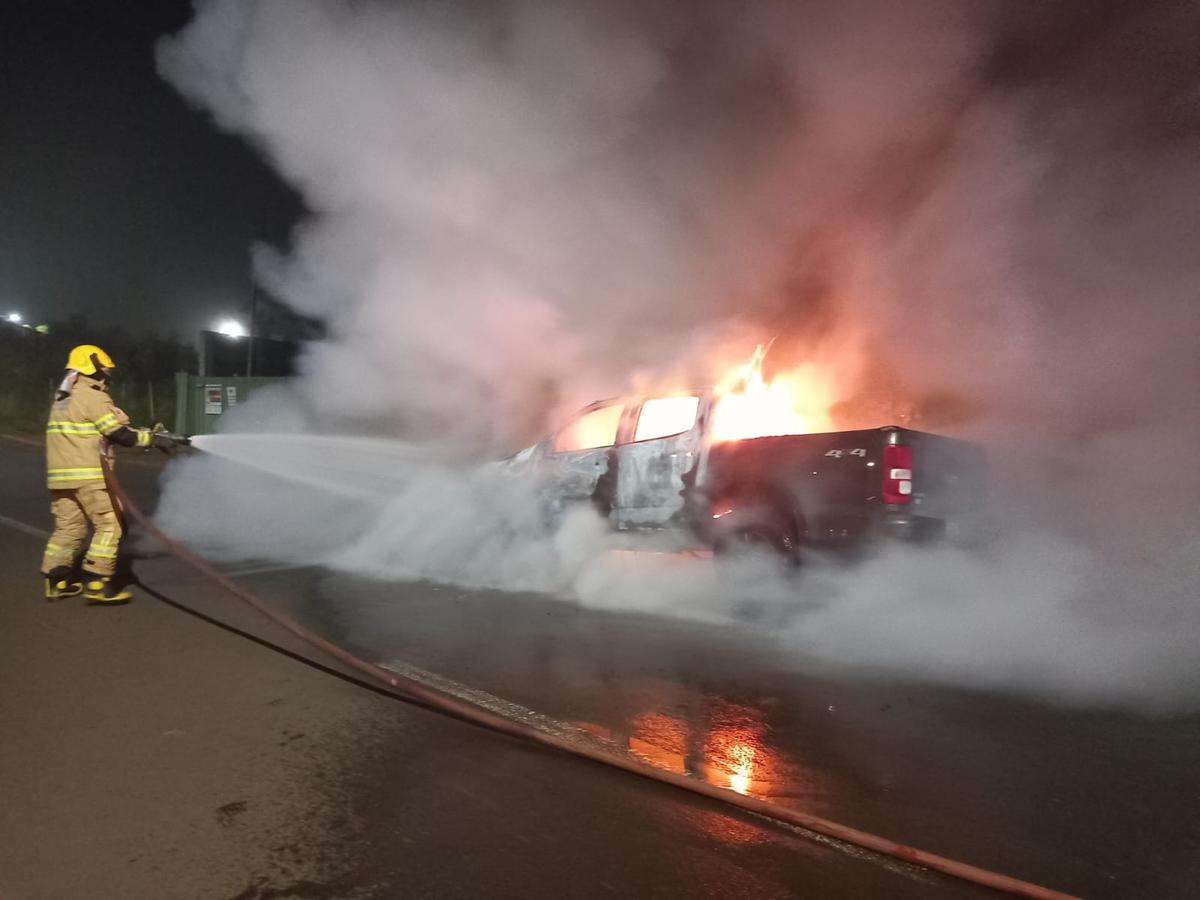 Porto Acre – Caminhonete pega fogo em ramal e escancara abandono rural