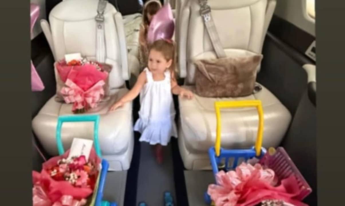 Maria Alice e Maria Flor ganham surpresas do pai Zé Felipe