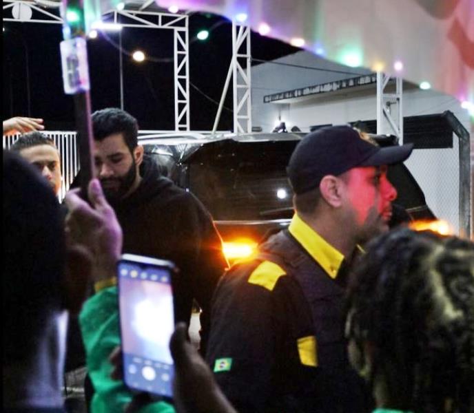 Gusttavo Lima atende fãs que o esperavam na porta do aeroporto durante a madrugada após show na Expoacre Juruá | Cidade AC News – Notícias do Acre