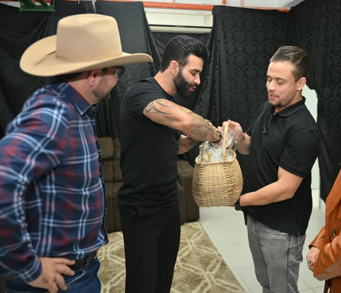 Ao lado da namorada, Gladson encontra Gusttavo Lima e presenteia cantor com produtos do AC | Cidade AC News – Notícias do Acre